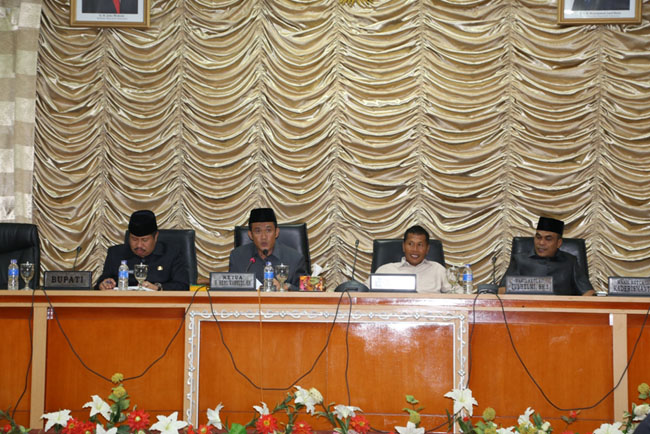 Ketua DPRD Bengkalis H. Heru Wahyudi didampingi 3 unsur pimpinan dan Bupati Bengkalis membuka sidnag paripurna.